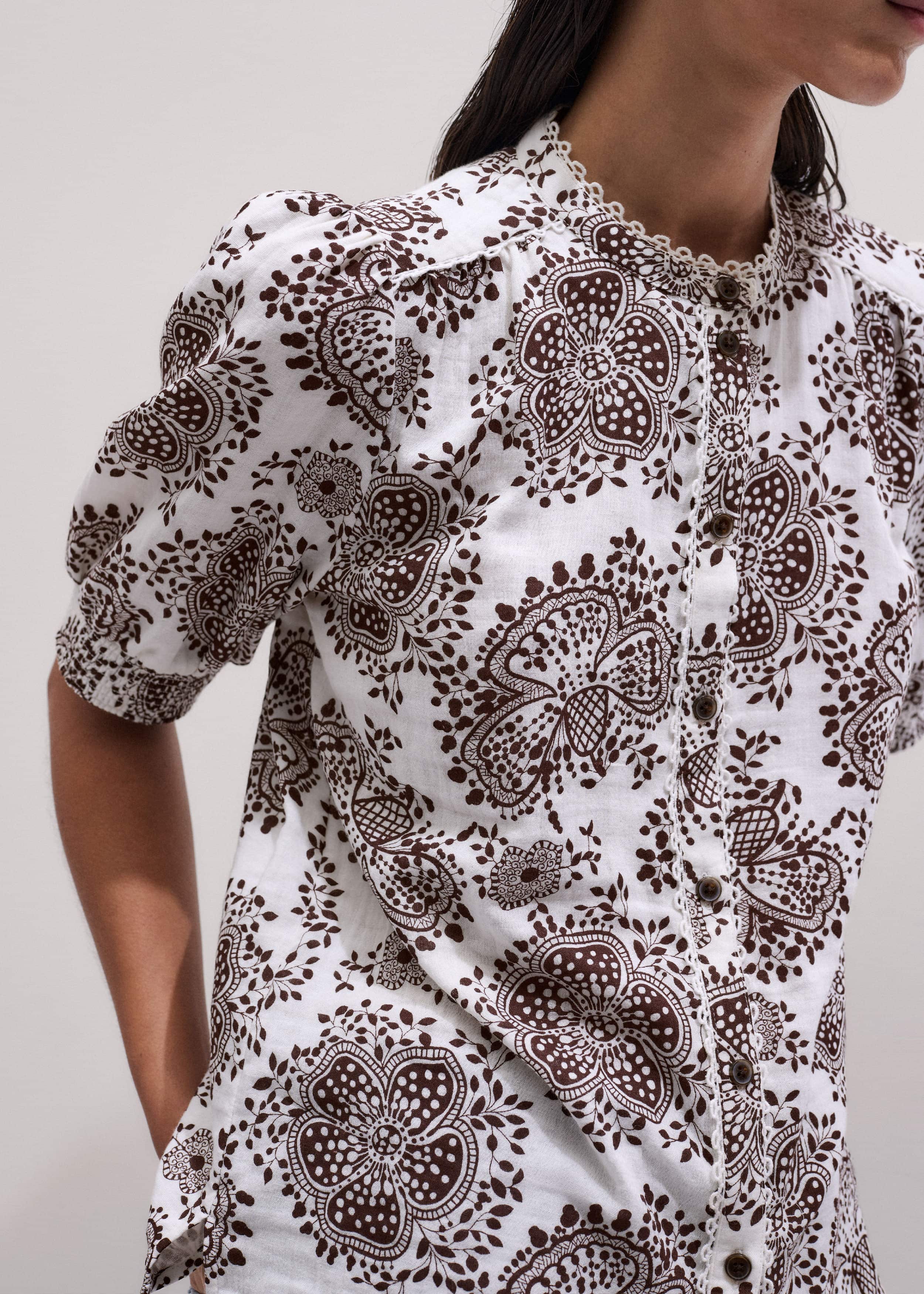 White Cheesecloth In-Full-Bloom Print Straight Blouse