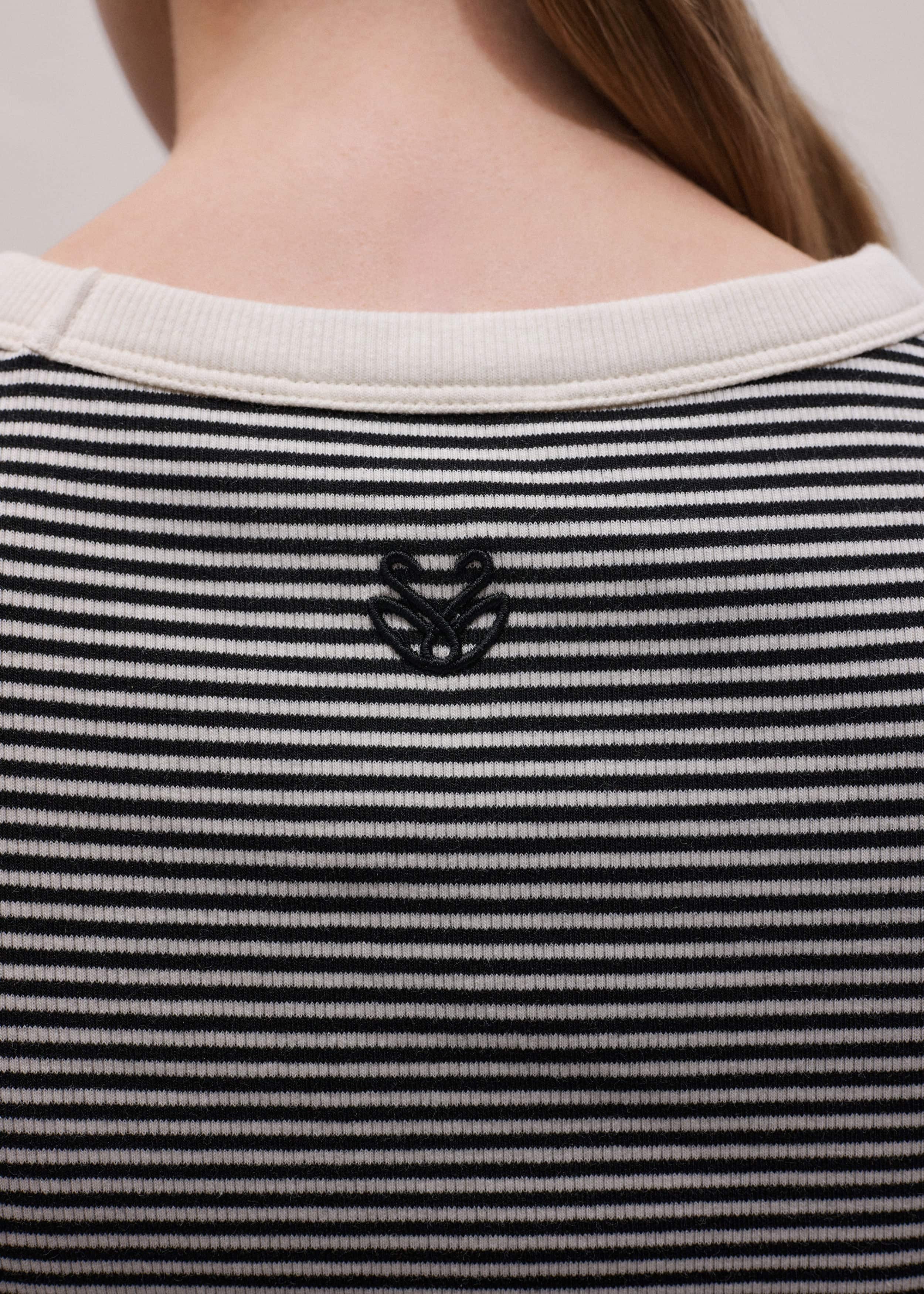 Black Swan Slim Tee