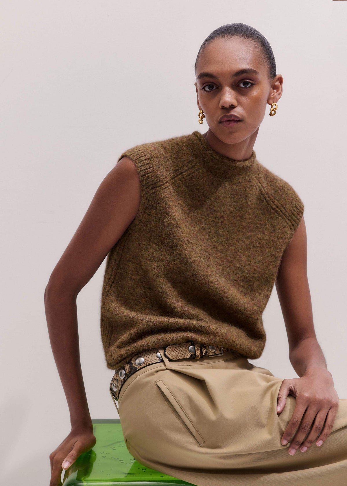 Brown Roll Trim Straight Layering Sweater Vest