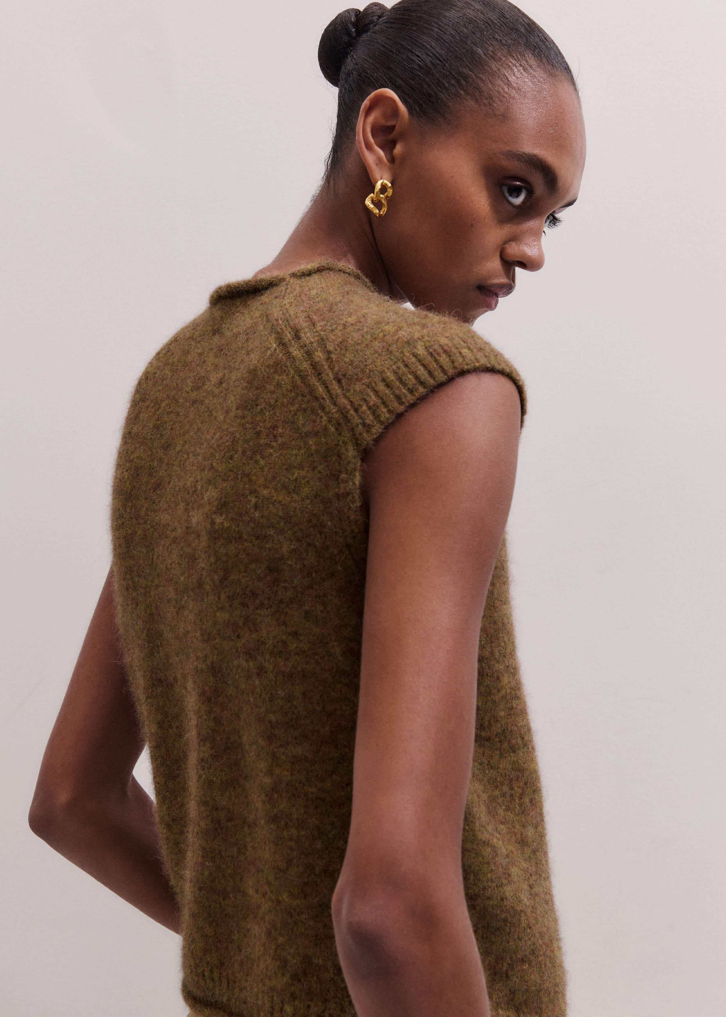 Brown Roll Trim Straight Layering Sweater Vest